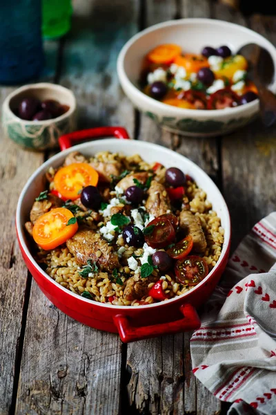 Pollo orégano griego de una olla y orzo con tomates — Foto de Stock