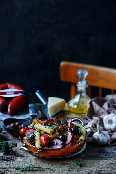 Макароны с соусом и овощами. — стоковое фото