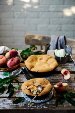 Şeftalili puding. Koyu rustik fotoğraf