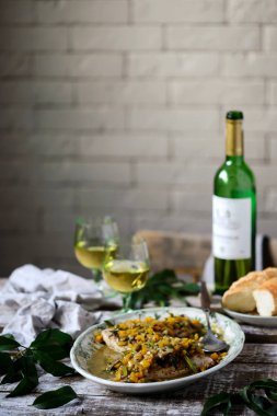 Şarap ile bir sebze salamura altında Balık.