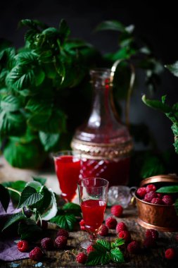 ahududu likör ... tarzı rustik. seçici odaklama