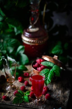 ahududu likör ... tarzı rustik. seçici odaklama