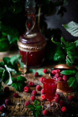 ahududu likör ... tarzı rustik. seçici odaklama