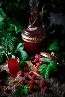 ahududu likör ... tarzı rustik. seçici odaklama