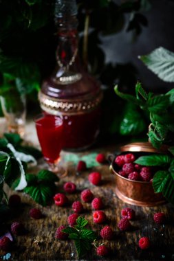 Eski bakır sepette taze, organik ahududu