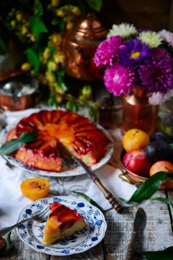 Baş aşağı erikli kek. stil rustik