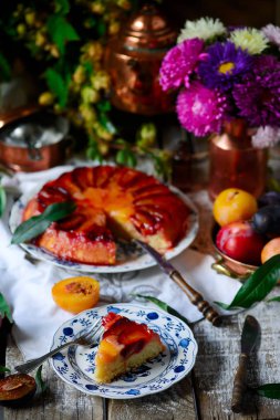 Baş aşağı erikli kek. stil rustik