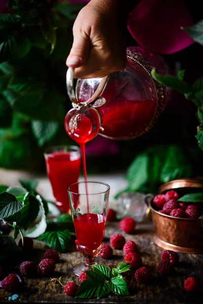 Himbeerlikör... Stil rustikal. Selektiver Fokus — Stockfoto