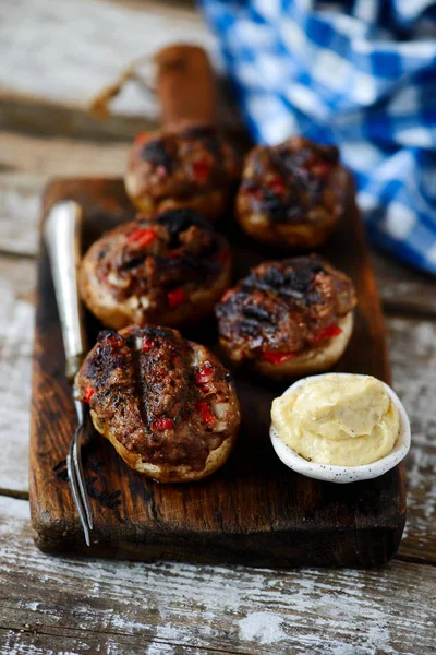 Grillade CHAMPIGNONER fyllda med lamm. rustik stil — Stockfoto