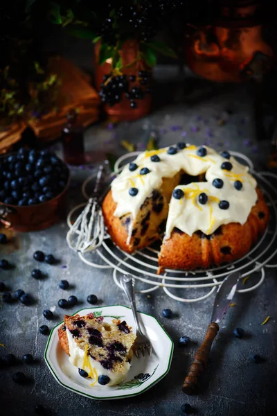 Tarta de bund de arándanos con glaseado de queso crema.. estilo rústico — Foto de Stock