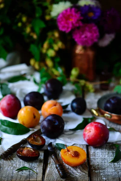 Herbststilleben mit Pflaumen im rustikalen Stil — Stockfoto