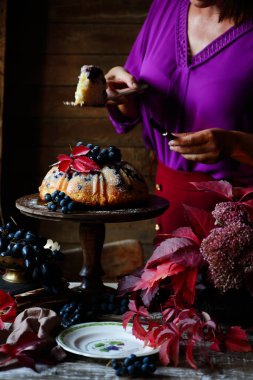 Sonbahar desenli üzümlü pasta. Kır tarzı.