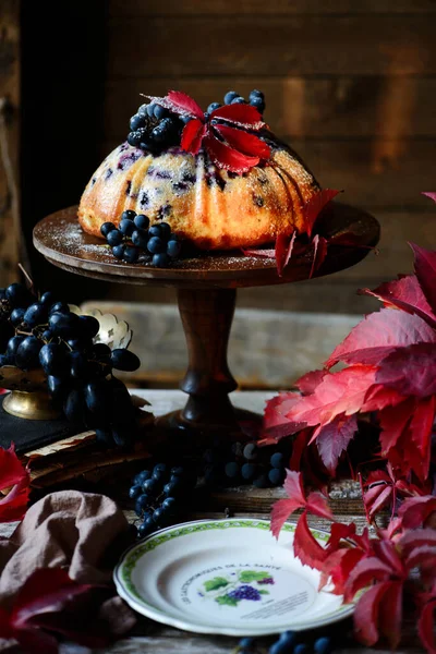 Traubenbund Kuchen mit Herbstdekor.. Stil rustikal — Stockfoto