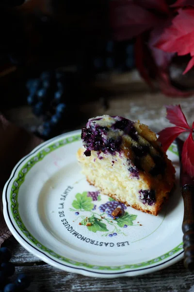 Traubenbund Kuchen mit Herbstdekor.. Stil rustikal — Stockfoto