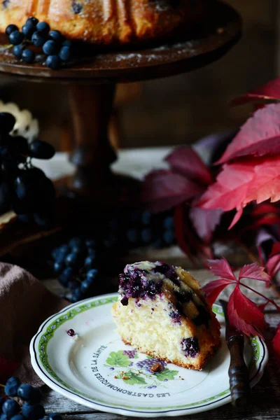 Grape bund cake with autumn decor..style rustic — Stock Photo, Image