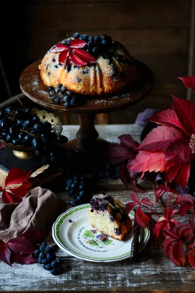 Druivenbund cake met herfst decor.. stijl rustiek — Stockfoto