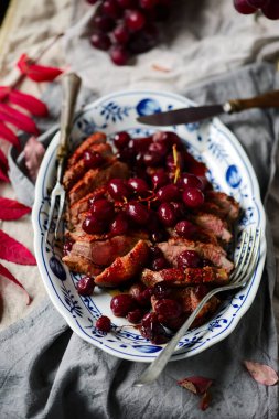 Üzümlü kızarmış ördek göğsü. Klasik.