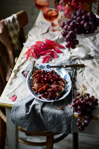 Peito de pato assado com uva... estilo vintage — Fotografia de Stock