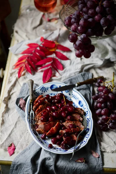 Poitrine de canard rôtie au raisin... style vintage — Photo