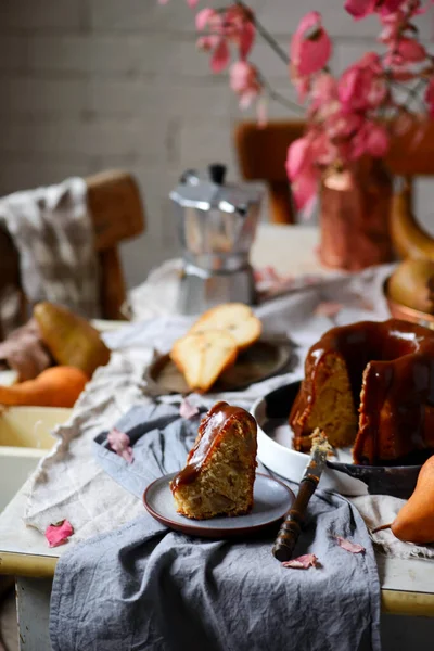 Pastel de pera de grano entero con glaseado de caramelo. Enfoque selectivo . —  Fotos de Stock