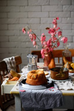 Karamel jöleli tam tahıllı armut keki. Seçici odaklı.. 