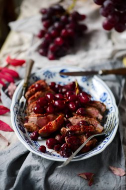 Üzümlü kızarmış ördek göğsü. Klasik.