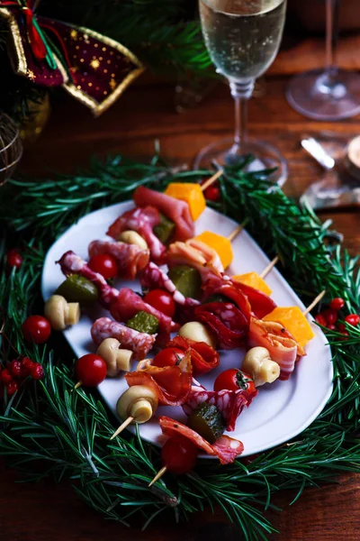 Antipasto skewers in a Christmas decor. — Stock Photo, Image