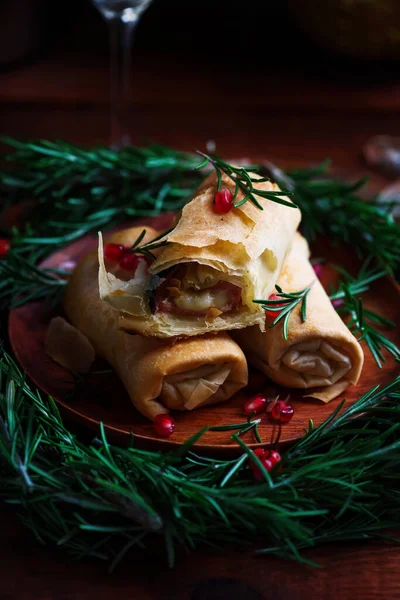 Brie al horno y prosciutto rollos de una decoración de Navidad . — Foto de Stock