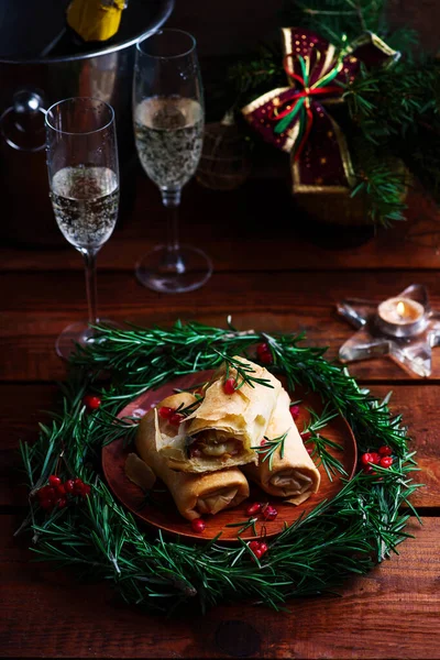 Gebackene Bries und Prosciutto-Rollen als Weihnachtsdekoration. — Stockfoto