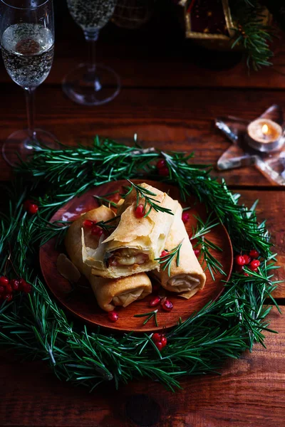 Baked brie and prosciutto rolls a Christmas decor. — Stock Photo, Image