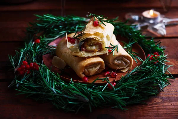 Gebackene Bries und Prosciutto-Rollen als Weihnachtsdekoration. — Stockfoto