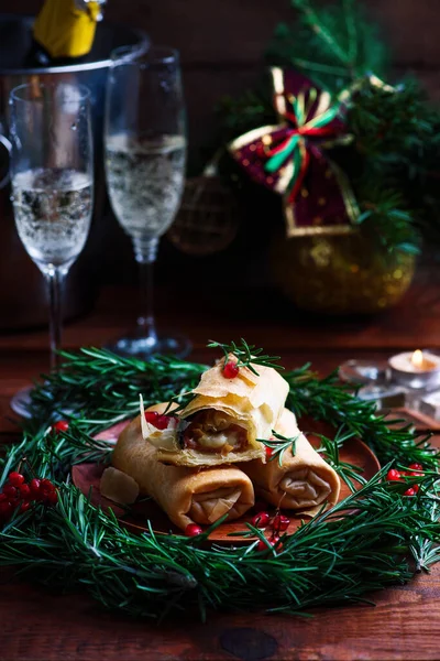 Brie cozido no forno e prosciutto rola uma decoração de Natal . — Fotografia de Stock