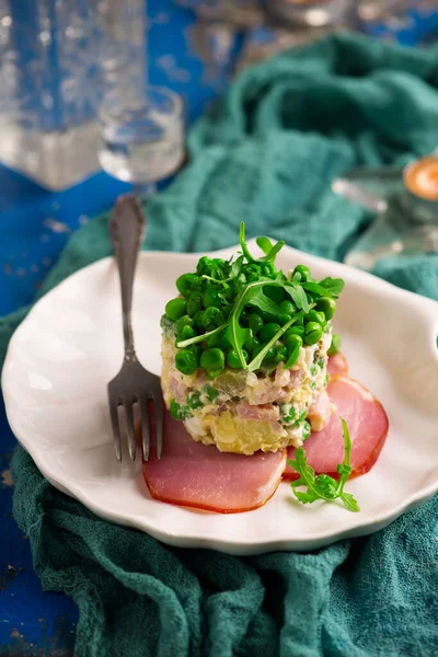 Salade Olivier, rysk sallad — Stockfoto