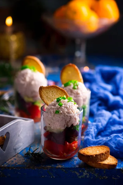 Mousse de presunto em verrin com salada em uma decoração de Natal — Fotografia de Stock