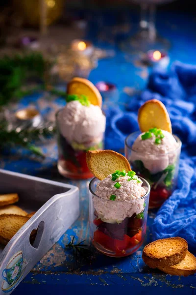Mousse de jamón en verrín con ensalada en una decoración navideña — Foto de Stock