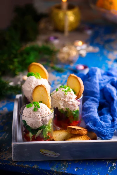 Mousse de jamón en verrín con ensalada en una decoración navideña —  Fotos de Stock