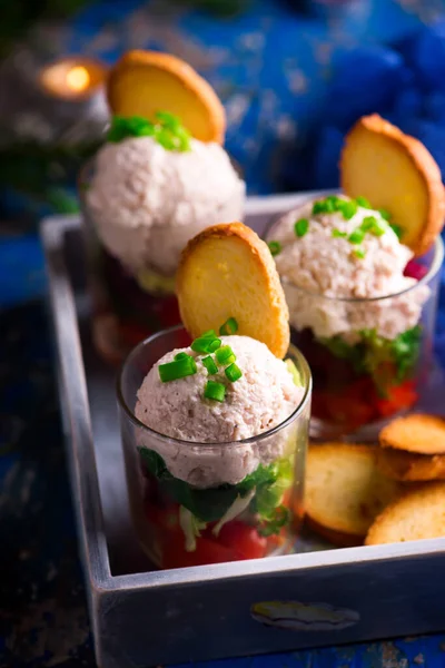 Mousse de jamón en verrín con ensalada en una decoración navideña — Foto de Stock