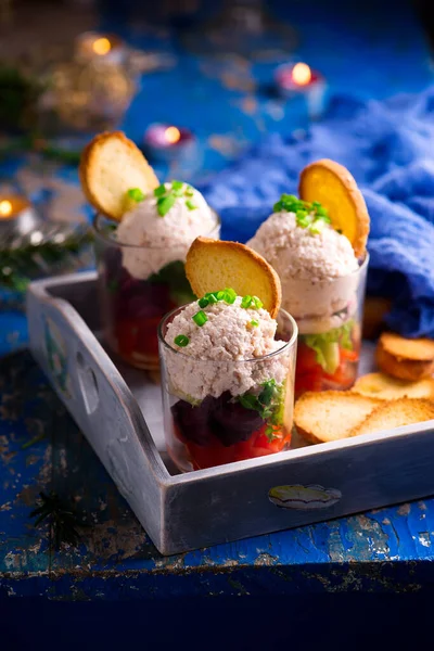 Mousse de jambon en verrine avec salade dans un décor de Noël — Photo