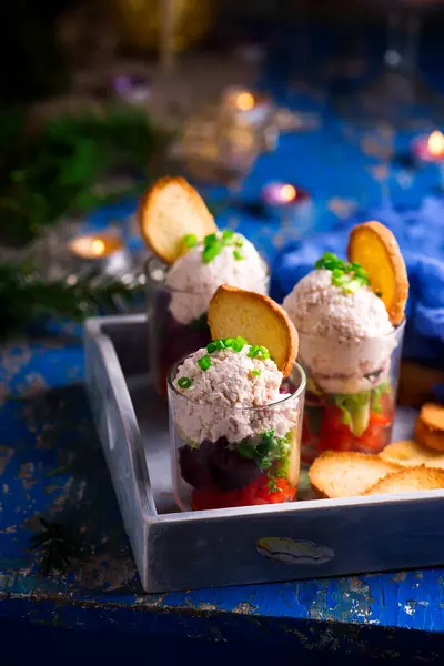 Mousse de jamón en verrín con ensalada en una decoración navideña — Foto de Stock