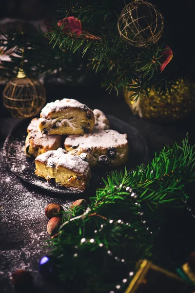 Рождественское печенье Stollen на рождественском деревенском фоне — стоковое фото