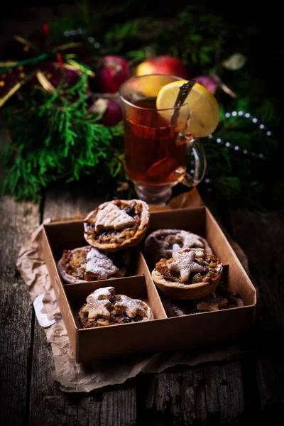 Weihnachten Hackfleischkuchen auf einem weihnachtlichen rustikalen Hintergrund — Stockfoto
