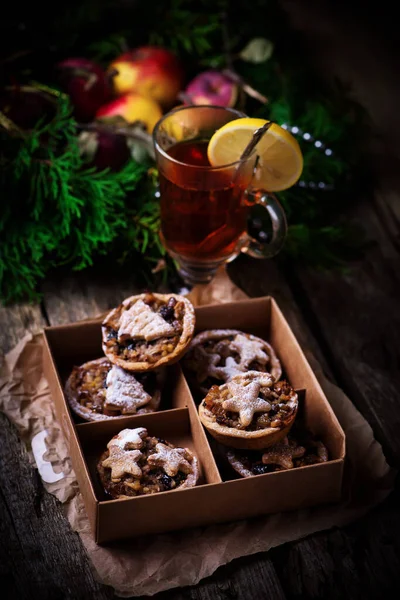 Weihnachten Hackfleischkuchen auf einem weihnachtlichen rustikalen Hintergrund — Stockfoto