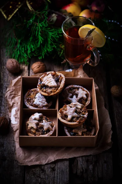 Tortas de Natal Mince em um fundo rústico de Natal — Fotografia de Stock