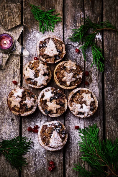 Pasteles de carne de Navidad en un fondo rústico de Navidad — Foto de Stock