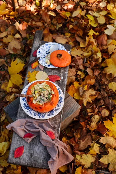 Kürbis gefüllt mit Nudeln, Käse und Fleisch. Außenfoto — Stockfoto