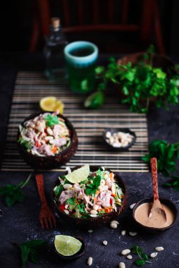 Lahanalı Vietnam salatası ve domuz eti. Seçici odak noktası.