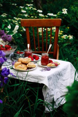 Yaz bahçesinde çilekli leylak çörekleri. Seçici odak noktası.