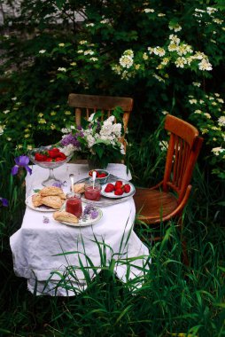 Yaz bahçesinde çilekli leylak çörekleri. Seçici odak noktası.