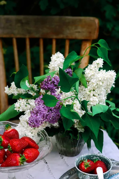 Scones Lilás Com Coalhada Morango Foco Garden Selective Verão — Fotografia de Stock