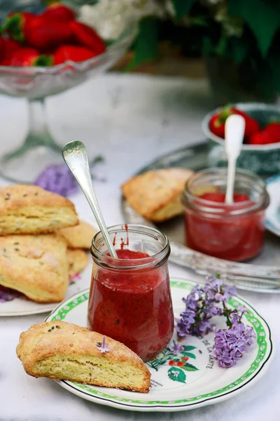 Bollos Lila Con Cuajada Fresa Jardín Verano Enfoque Selectivo — Foto de Stock